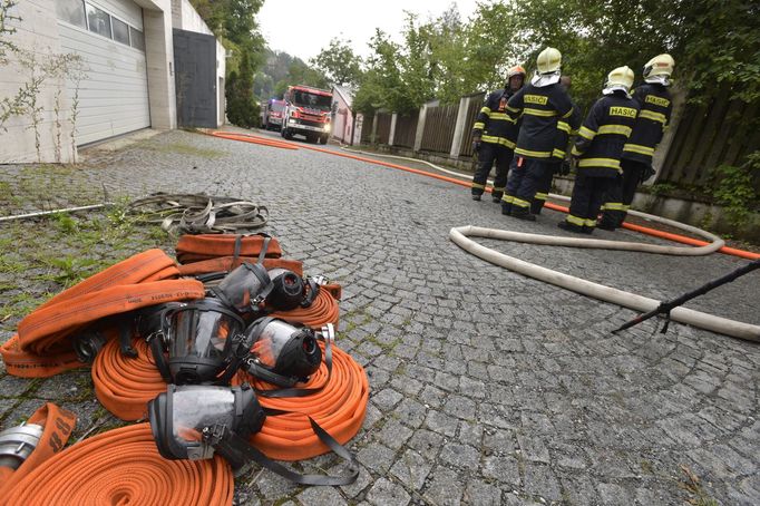 Někdejší vilu uprchlého odsouzeného podnikatele Radovana Krejčíře v Černošicích u Prahy zasáhl v noci na úterý 20. 8. rozsáhlý požár. Plameny zničily téměř celou střechu.