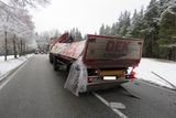 Řidič Audi vyjel mimo silnici kvůli střetu s nákladním vozem...