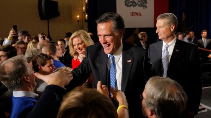Mitt Romney je mezi republikány nepopulární, přesto míří k nominaci.