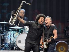 Bruce Springsteen (vpravo) a Jake Clemons, který v kapele nahradil svého zesnulého strýce Clarence.