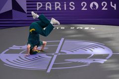 "Na olympiádu nepatří." Breakdance čelí kritice, neslavné vystoupení už má i parodii