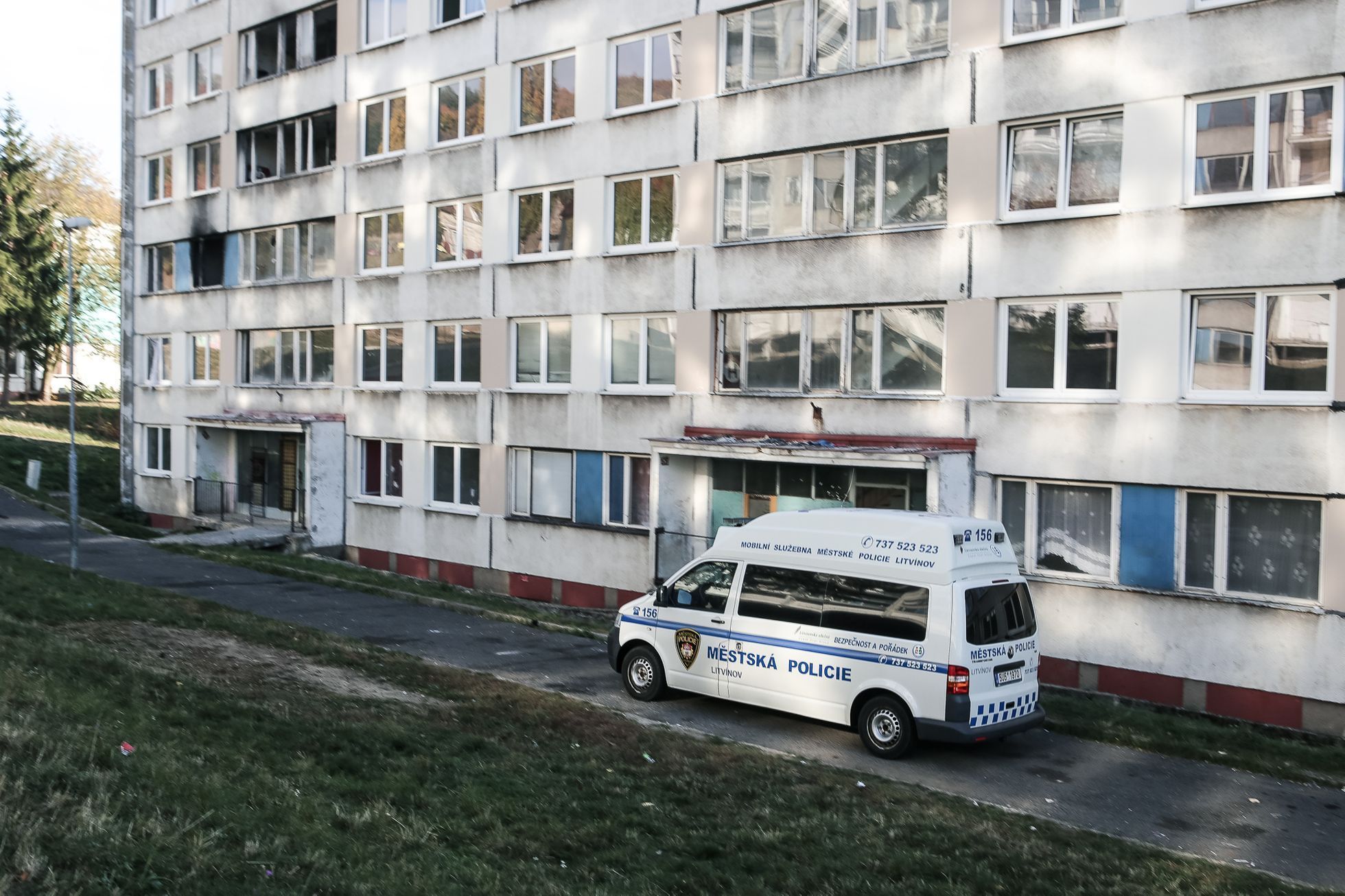 Sídliště Janov, Litvínov, 22.10.2018 - (polo)opuštěné a vybydlené domy, vytlučená okna