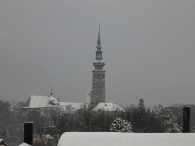 Tovačovský zámek pod sněhovou pokrývkou, která také tady napadla postupně v období od pátku 8. ledna do neděle 10. ledna 2010.