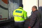 Celníci na hranicích s Polskem kontrolují první náklaďáky. Hledají nebezpečné hovězí