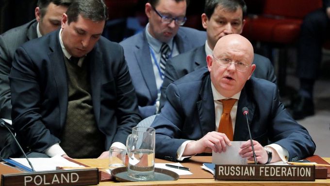 "Zločin, možná teroristický čin, byl spáchán na britském území a oběťmi jsou naši občané," prohlásil Vasilij Něbenzja (na snímku vpravo) během čtvrtečního mimořádného jednání Rady bezpečnosti OSN.