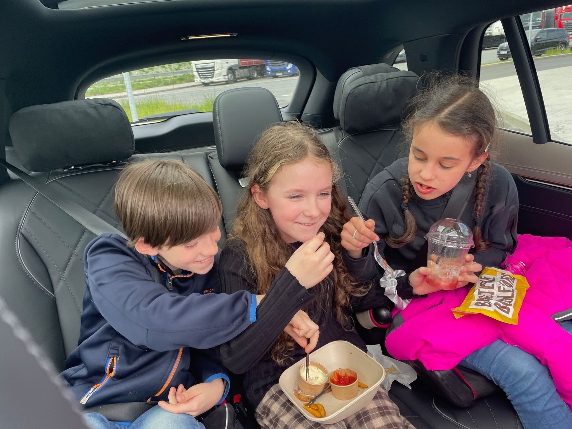 Test děti, drive-thru, drive-in, jídlo na cestách, děti v autě
