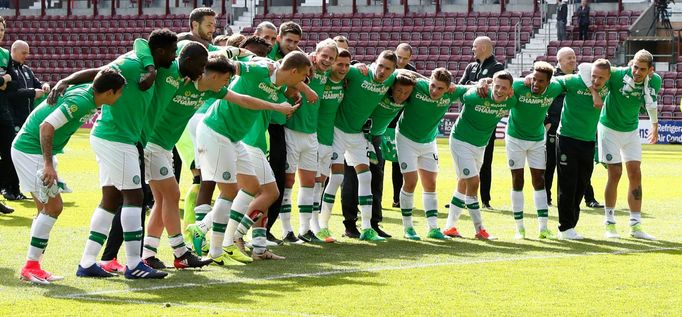 Fotbalisté Fotbalisté Celticu Glasgow slaví zisk skotského titulu.