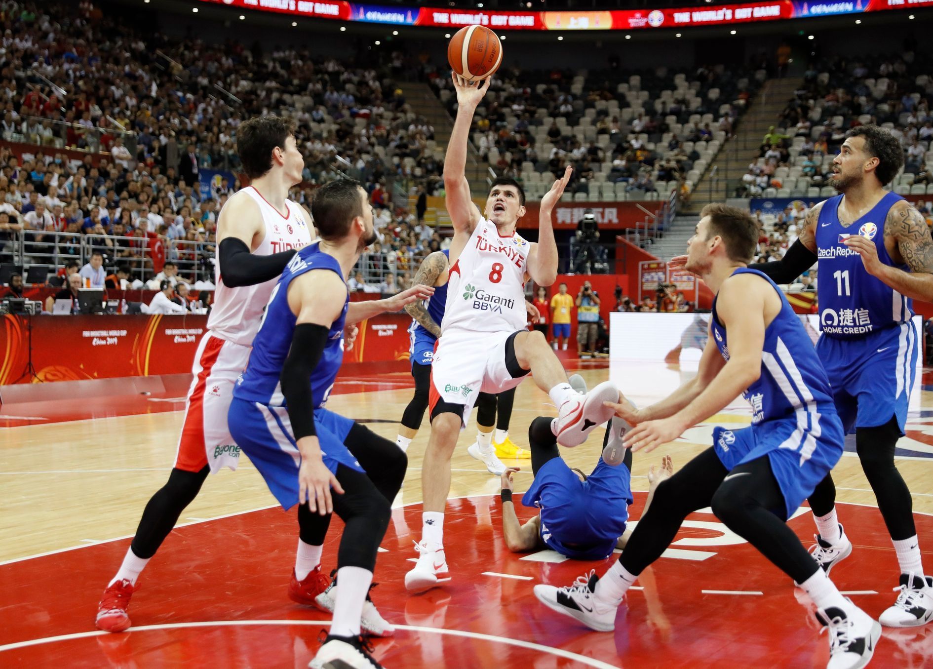 basketbal, MS 2019, Česko - Turecko, Ersan Ilyasova střílí na český koš