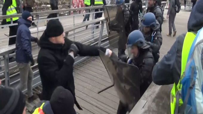 Francouzský boxer napadl policisty při demonstraci. Ustupovali před ním i těžkooděnci