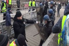 Boxer, který během protestů ve Francii napadl četníky, dostal rok vězení