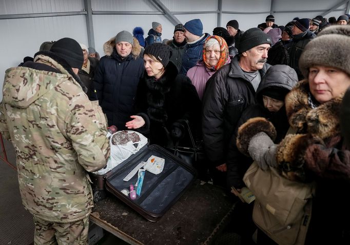 Jak se žije běžným lidem na Ukrajině v oblastech, kde na dohled jsou vedle sebe vládní vojáci a ozbrojenci proruských separatistů.