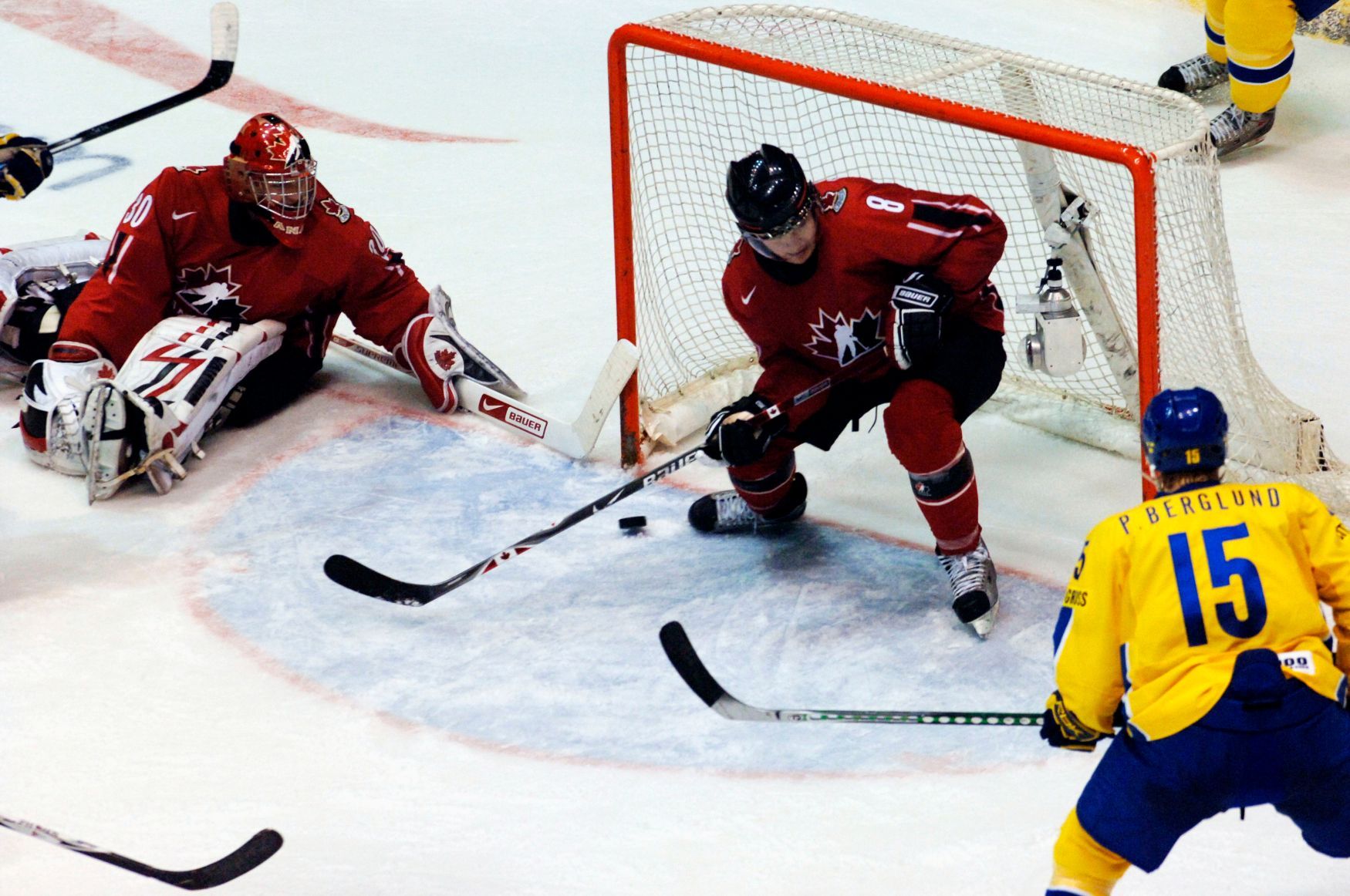 Kanadský hokejový obránce Drew Doughty na MS juniorů 2008 v Česku