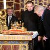 Vyjímání korunovačních klenotů ve Svatováclavské kapli