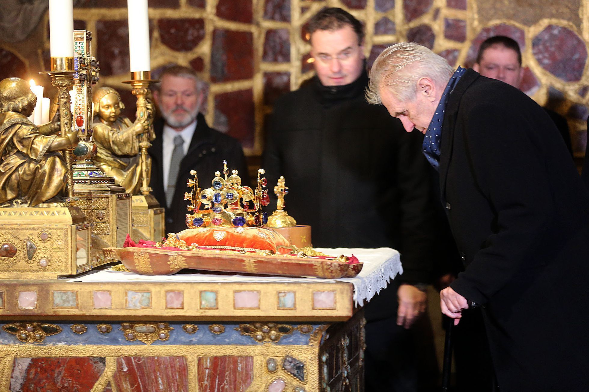 Vyjímání korunovačních klenotů ve Svatováclavské kapli