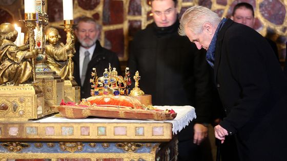 Foto: Sedm klíčníků odemklo komoru s korunovačními klenoty. Na týden budou vystaveny na Hradě