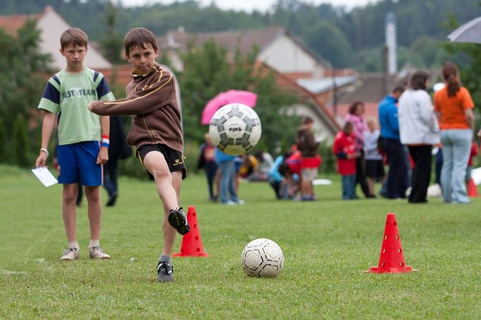 Člunkový běh, tapping nohou, vedení míče v prostoru, samostatné nájezdy, slalom, pokutové kopy a střelbu na branku museli zvládnout účastníci soutěže ve fotbalových dovednostech.