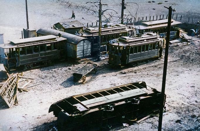 Tramvaje jako barikády ve Varšavě během německé invaze, 1939. Kolorovaný snímek