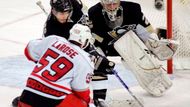 Chad LaRose střílí gól Caroliny ve finále konference proti Pittsburghu.