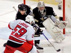 Chad LaRose střílí gól Caroliny ve finále konference proti Pittsburghu.