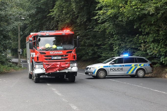 Zátaras z Děčína na Hřensko: Policie nepouští ani linkové autobusy, z oblasti občas vyjede hasičské auto.