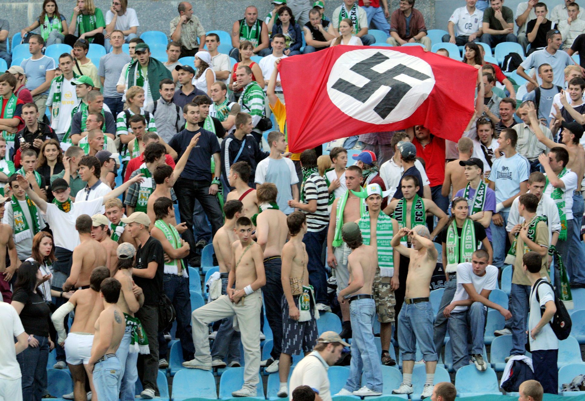 Fanoušci Karpatu Lvov s nacistickou vlajkou