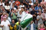 Hned v pondělí se na centrálním kurtu představil největší favorit, šampion posledních tří ročníků Wimbledonu, Srb Novak Djokovič. A loučil se s publikem vítěznými polibky.