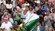 Hned v pondělí se na centrálním kurtu představil největší favorit, šampion posledních tří ročníků Wimbledonu, Srb Novak Djokovič. A loučil se s publikem vítěznými polibky.