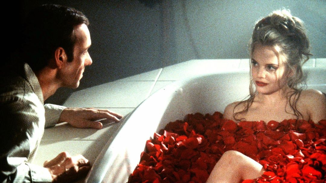 Mena Suvariová se proslavila filmem Americká krása z roku 1999.
