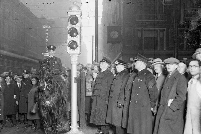 Semafor postavený na ulicích North Clark a West Randolph v komunitní čtvrti Loop, Chicago, Illinois, 9. února 1926. Ilustrační snímek