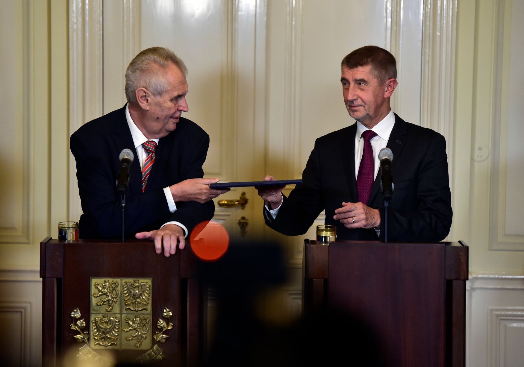 Prezident Miloš Zeman (vlevo) pověřil 31. října na zámku v Lánech předsedu ANO Andreje Babiše (vpravo) jednáním o sestavení vlády.