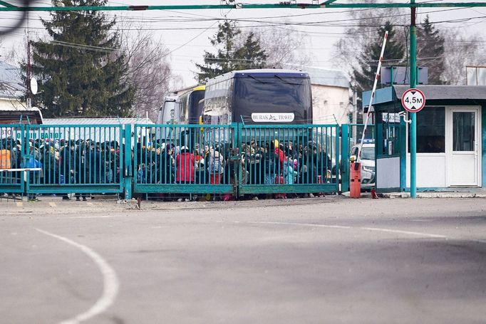 Na uprchlíky na ukrajinské části hraničního přechodu Shehyni-Medyka s Polskem. 27. 2. 2022