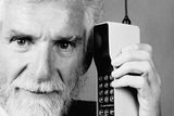 Vývojář společnosti Motorola Martin Cooper předvedl v roce 1973 veřejnosti telefonát přes první mobilní přístroj DynaTAC.