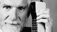 Vývojář společnosti Motorola Martin Cooper předvedl v roce 1973 veřejnosti telefonát přes první mobilní přístroj DynaTAC.