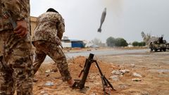 Vojáci, loajální vládě v Tripolisu, pálí na pozice jednotek generála Haftara nedaleko libyjské metropole.