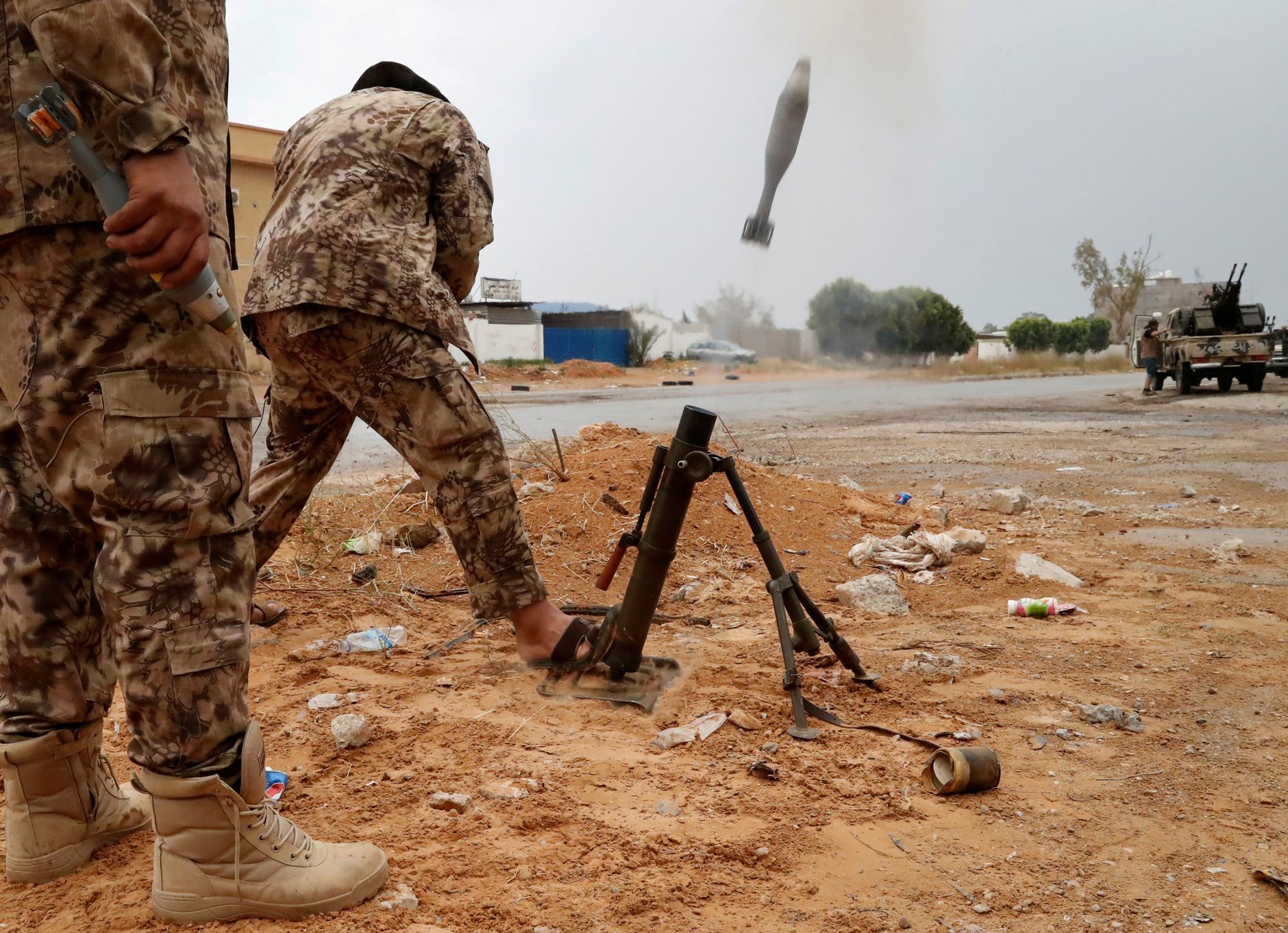 Vojáci, loajální vládě v Tripolisu, pálí na pozice jednotek generála Haftara nedaleko libyjské metropole.