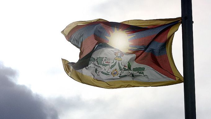 Vystavené tibetské vlajky připomenou 57. výročí povstání proti čínské okupaci