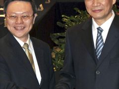 Čínský vicepremiér Čang Č'-ťün a tchajwanský ministr pro čínskou otázku Wang Jü-čch'.
