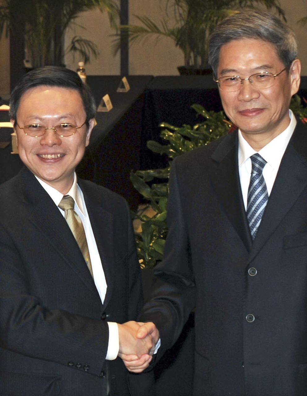 čínský vicepremiér Čang Č'-ťün a tchajwanský ministr pro čínskou otázku Wang Jü-čch'