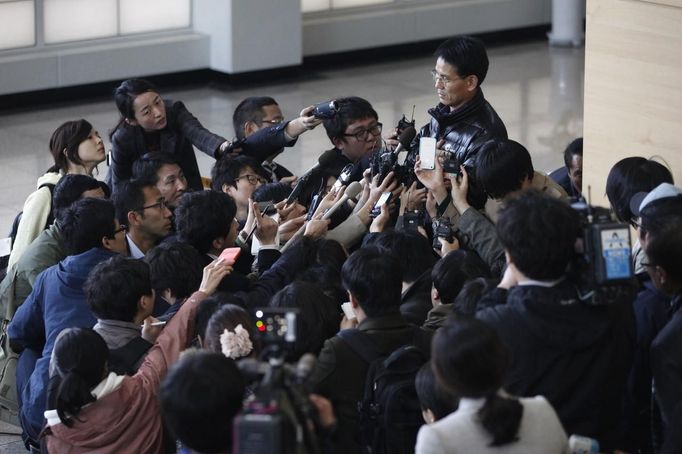 A South Korean employee (top, R) working at the Kaesong Industrial Complex (KIC), speaks to the media upon his arrival at South Korea's CIQ (Customs, Immigration and Quarantine) office, just south of the demilitarised zone separating the two Koreas, in Paju, north of Seoul, April 3, 2013. North Korean authorities were not allowing any South Korean workers into a joint industrial park on Wednesday, South Korea's Unification Ministry and a Reuters witness said, adding to tensions between the two countries. REUTERS/Kim Hong-Ji (SOUTH KOREA - Tags: MILITARY POLITICS BUSINESS MEDIA TPX IMAGES OF THE DAY) Published: Dub. 3, 2013, 6:45 dop.