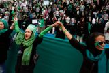 V zelené barvě voliči jeho protikandidáta Mirhosejna Musávího.