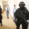 Policejní manévry u soudu s Ďuričkem