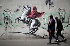 Banksy posprejoval Paříž graffiti na podporu uprchlíků, ti teď pod nimi přespávají