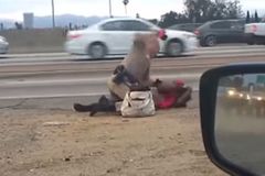 Video: Policista brutálně napadl ženu, je mimo službu