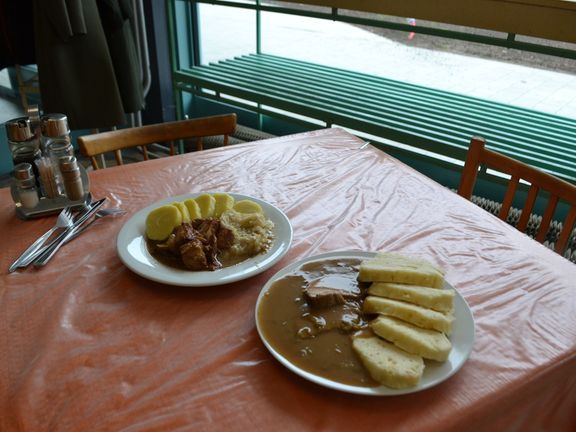 Ochutnali jsme znojemskou vepřovou kýtu s houskovým knedlíkem a pivovarské vepřové výpečky se zelím a bramborovým knedlíkem. Obě jídla byla skvělá.