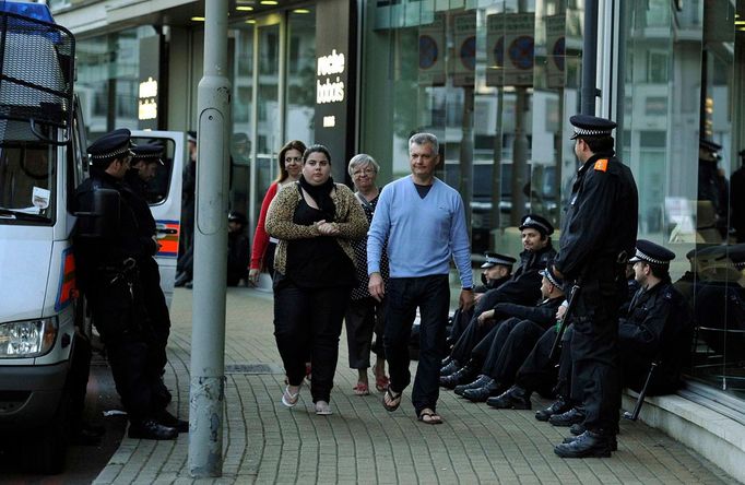 Policisté odpočívají v londýnské čtvrti Wandsworth na jihu města.