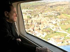 Italský premiér Silvio Berlusconi při přeletu nad L'Aquilou.