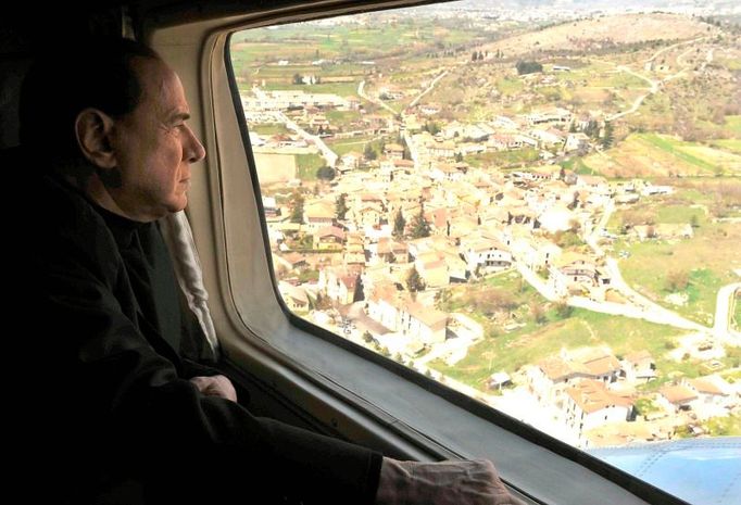 Italský premiér Silvio Berlusconi při přeletu nad L'Aquilou.