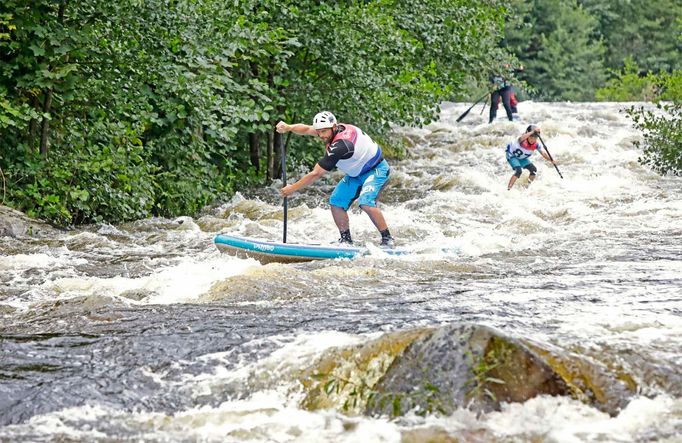 Paddleboardisti jezdí horní část zpod přehrady Lipno po Loučovice. Letos jeli tři typy závodů.