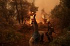 Zbyla jen šedá krajina plná popela. Fotografie ukazují dopady požárů v Řecku