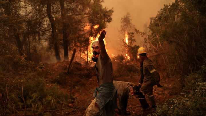 Zbyla jen šedá krajina plná popela. Fotografie ukazují dopady požárů v Řecku; Zdroj foto: Reuters